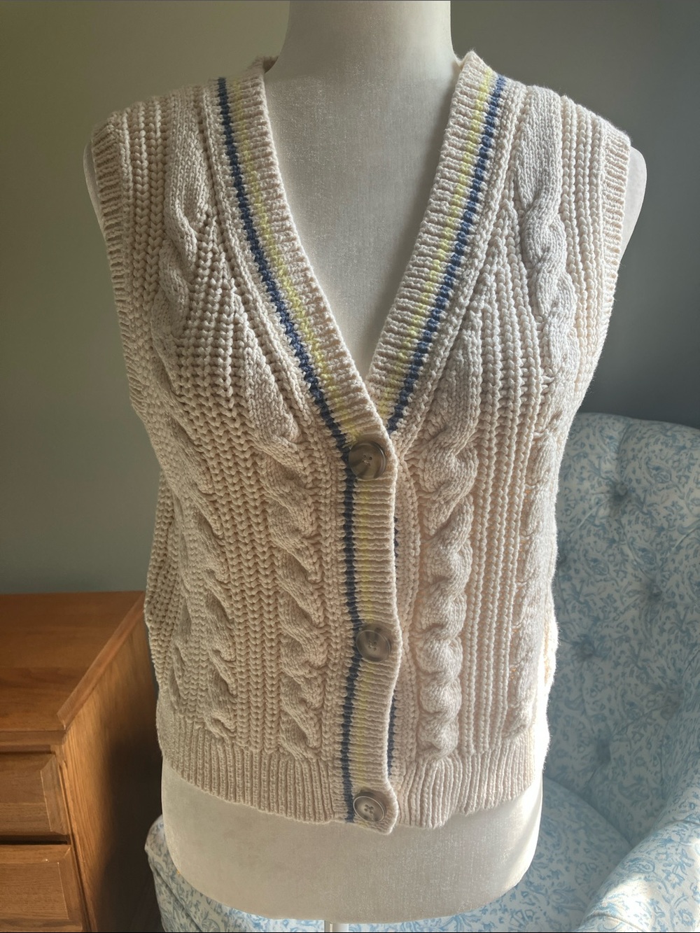 American Eagle cable knit sweater vest EUC